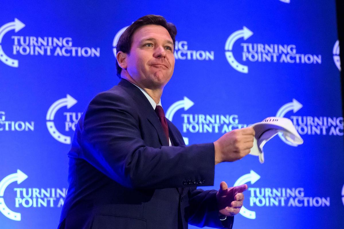 El gobernador de la Florida, Ron DeSantis, lanzó gorras autografiadas a la multitud cuando subió al escenario en el mitin de Turning Point Action el domingo en el Embassy Suites de Olathe. Estaba allí para hacer campaña por el Fiscal General Derek Schmidt, el candidato republicano a gobernador de Kansas.