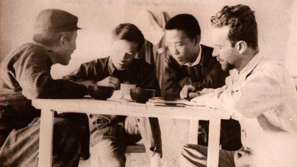 Edgar Snow (right) introduced Mao Zedong and the Chinese Communist Party to the world.