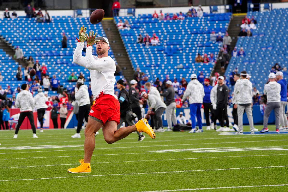 Kansas City Chiefs tight end Travis Kelce (87) warms up prior to the game against the Buffalo Bills at Highmark Stadium.