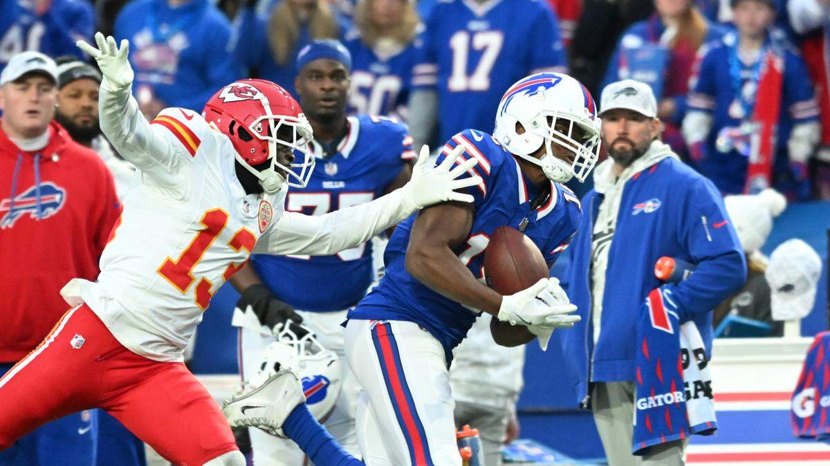 Buffalo Bills wide receiver Amari Cooper (18) makes a catch in front of Kansas City Chiefs safety Nazeeh Johnson (13) in the first quarter at Highmark Stadium.