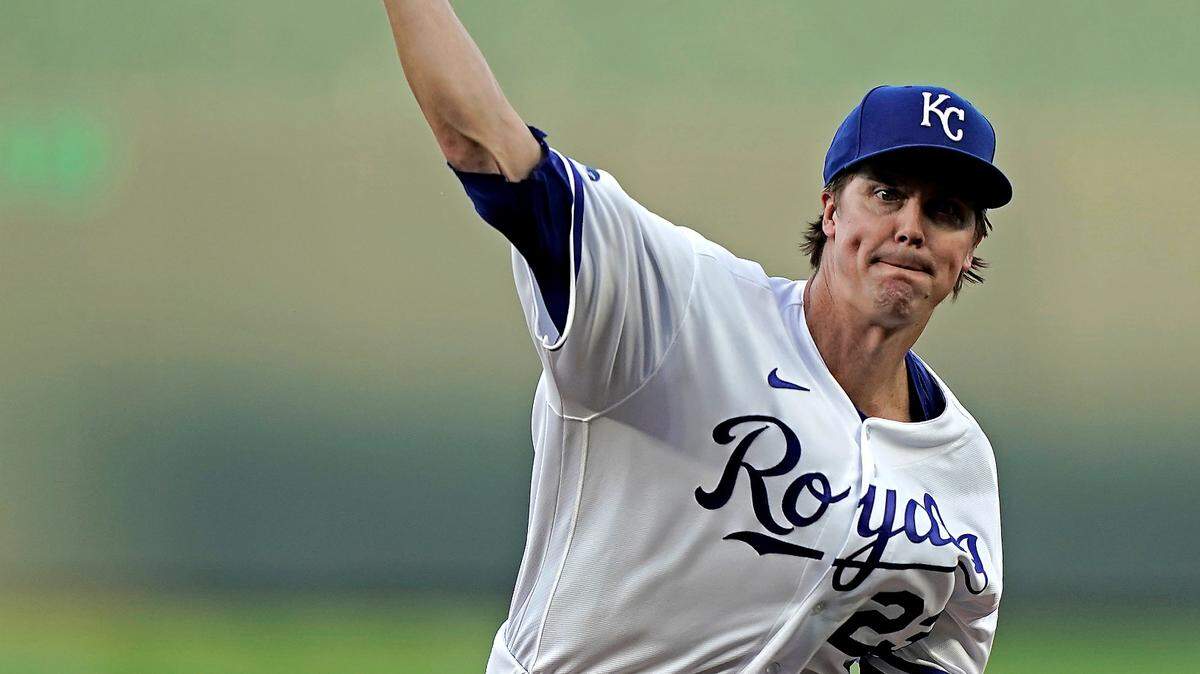 Kansas City Royals starting pitcher Zack Greinke throws during the first inning of a baseball game against the Chicago White Sox Wednesday, May 18, 2022, in Kansas City, Mo. (AP Photo/Charlie Riedel)