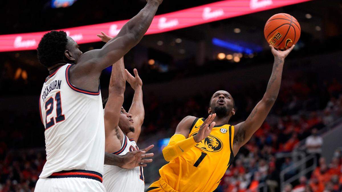 Missouri’s Amari Davis, right, shoots over Illinois’ Alfonso Plummer and Kofi Cockburn (21) during the second half of an NCAA college basketball game Wednesday, Dec. 22, 2021, in St. Louis. (AP Photo/Jeff Roberson)