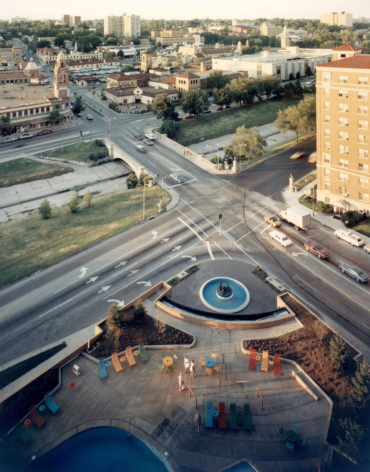 View from the Alameda Plaza Hotel showing the heavily paved Plaza. KANSAS CITY PUBLIC LIBRARY