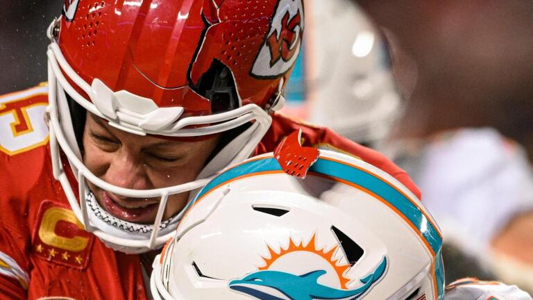Chiefs-Dolphins betting line & game prediction: KC takes its show on the road