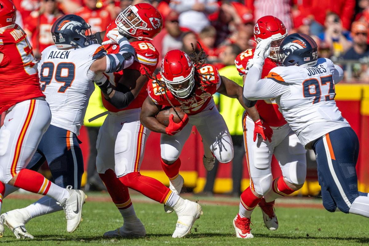 Kansas City Chiefs running back Kareem Hunt (29) runs for yardage in the first quarter during and NFL game against the Denver Broncos on Sunday, Nov. 10, 2024, at GEHA Field at Arrowhead Stadium.
