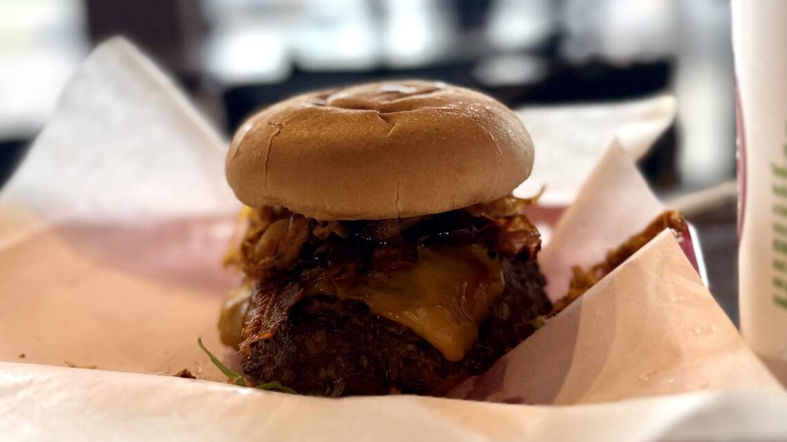 Johnson County’s newest burger restaurant serving ‘everything fresh’ draws crowds
