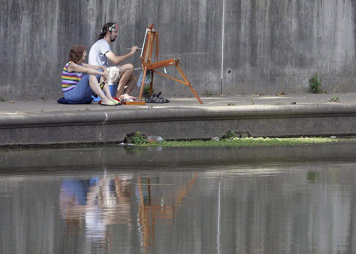 The Brush Creek Art Walk will return to the Plaza area this weekend.