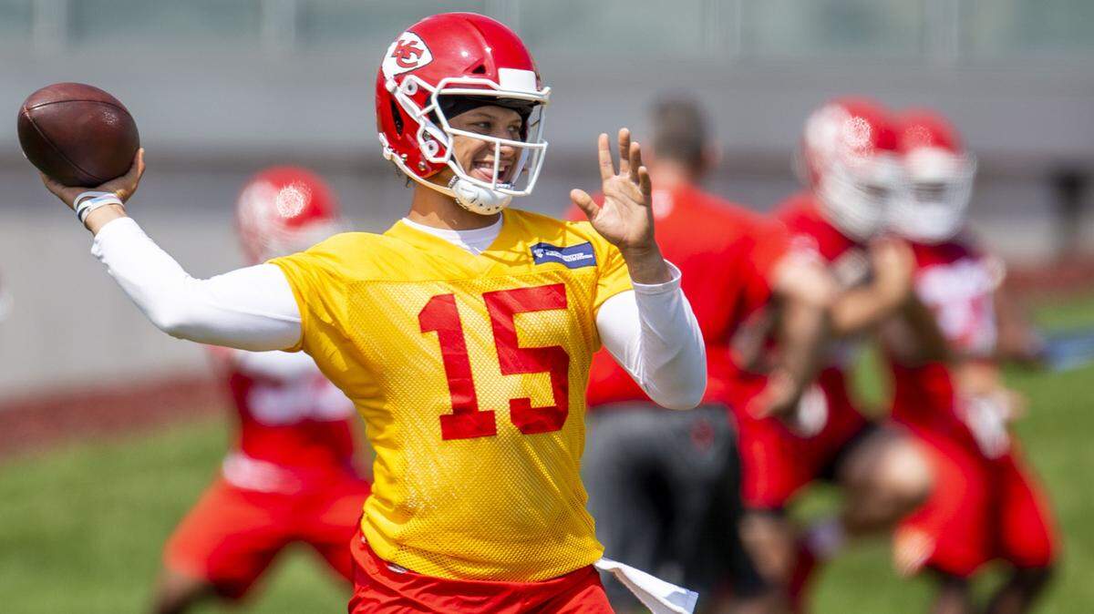 Chiefs quarterback Patrick Mahomes throws a pass during a Thursday workout at the team's headquarters.