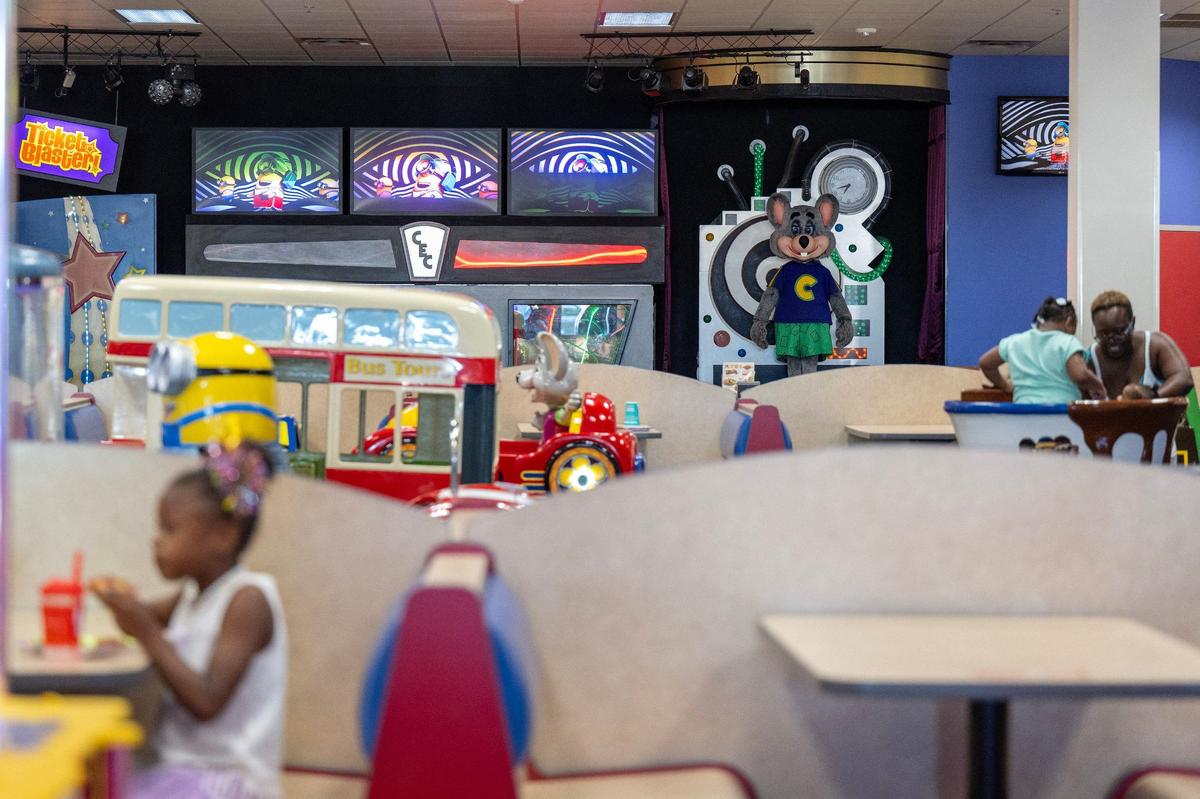 The animatronic Chuck E. Cheese character stands on stage and turns his head a few times a minute in Independence.