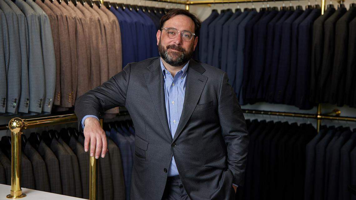 Sastre de tercera generación abre otro local en área de KC, en el condado de Johnson