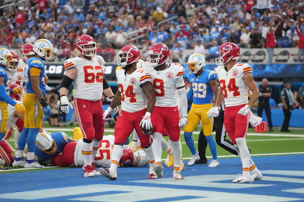 Kansas City Chiefs running back Samaje Perine (34) scores on a two-yard touchdown run in the fourth quarter against the Los Angeles Chargers at SoFi Stadium.