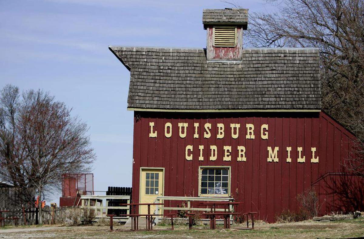 Staff photo by Tammy Ljungblad/The Kansas City Star/03-11-09/Lost Trail root beer is made and bottled at the Louisburg Cider Mill in Louisburg, Kan. in Miami County. ORG XMIT: F518LP6A