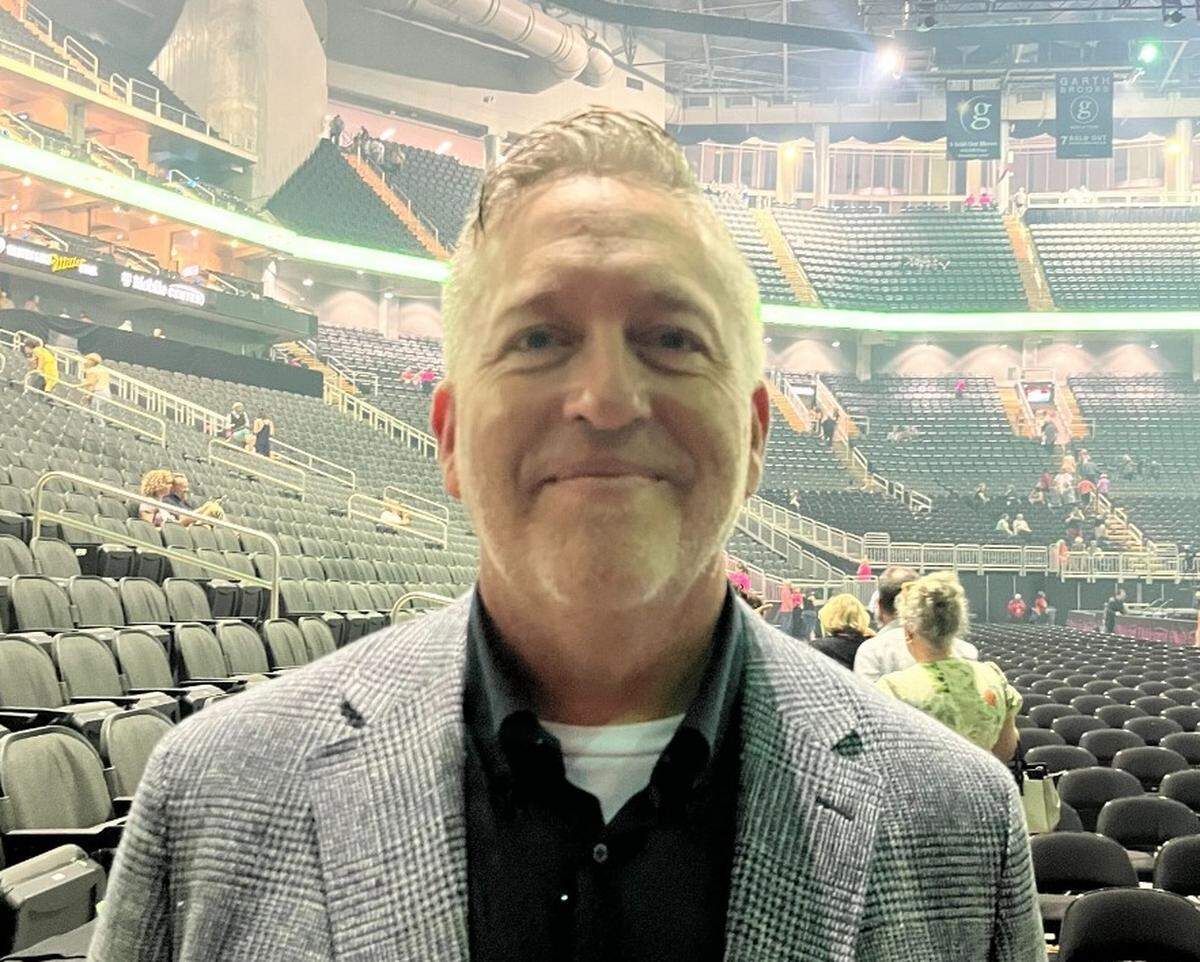 Jeff Smikahl, a music teacher with Olathe Public Schools, won $10,000 from Barry Manilow’s Manilow Music Project. It was announced to the crowd at Manilow’s final show in Kansas City Sunday.