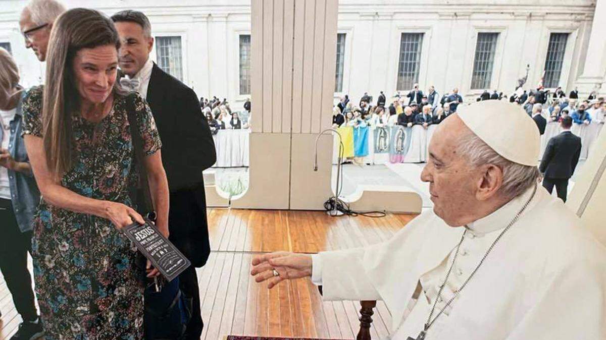 Stacey Perkins Rock personally handed a copy of “Jesus, Pope Francis and a Protestant Walk into a Bar: Lessons for the Christian Church” to the pontiff.