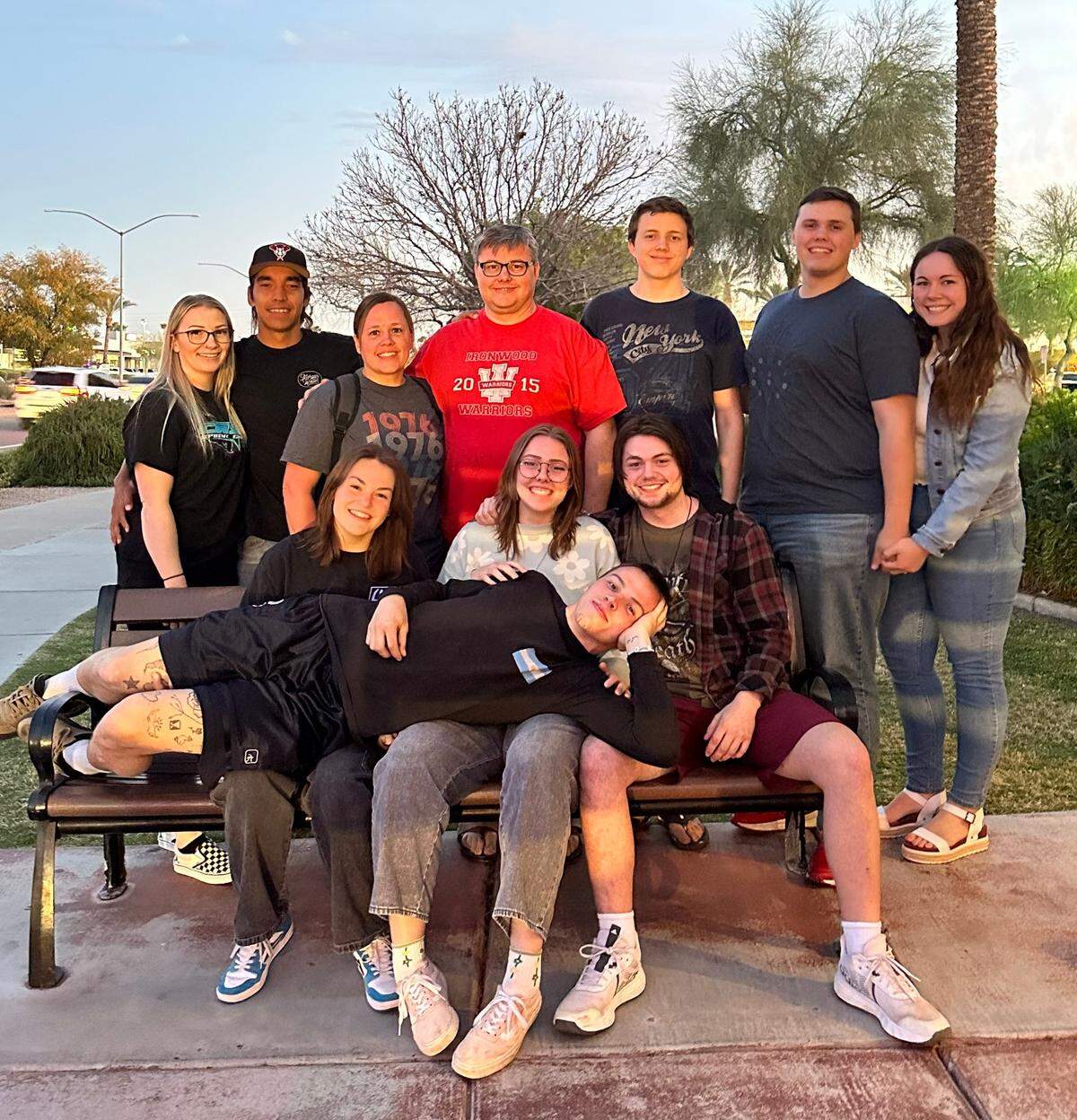 Before she died in a car crash in April, Mason Sanders’ family took a vacation together in Arizona and decided to take a family photo with all the siblings and their significant others.