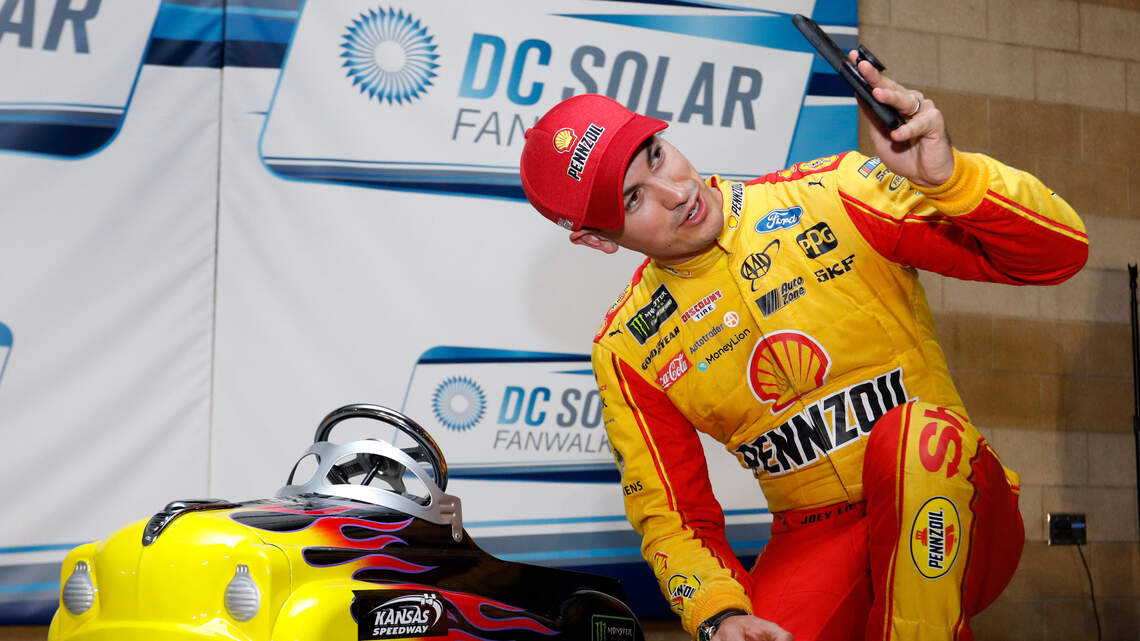 Kyle Larson wrecks in practice lap at Kansas Speedway