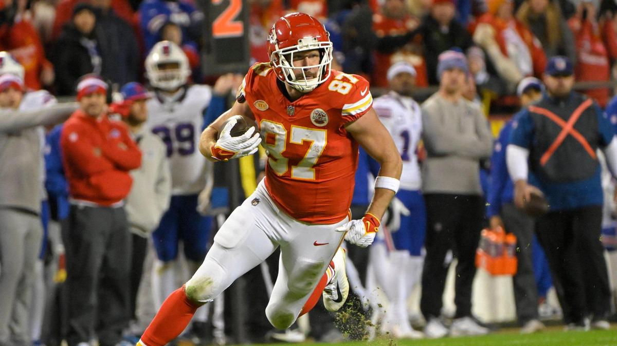 Kansas City Chiefs tight end Travis Kelce ran with a pass during the second half of the game against the Buffalo Bills on Dec. 10 at GEHA Field at Arrowhead Stadium.