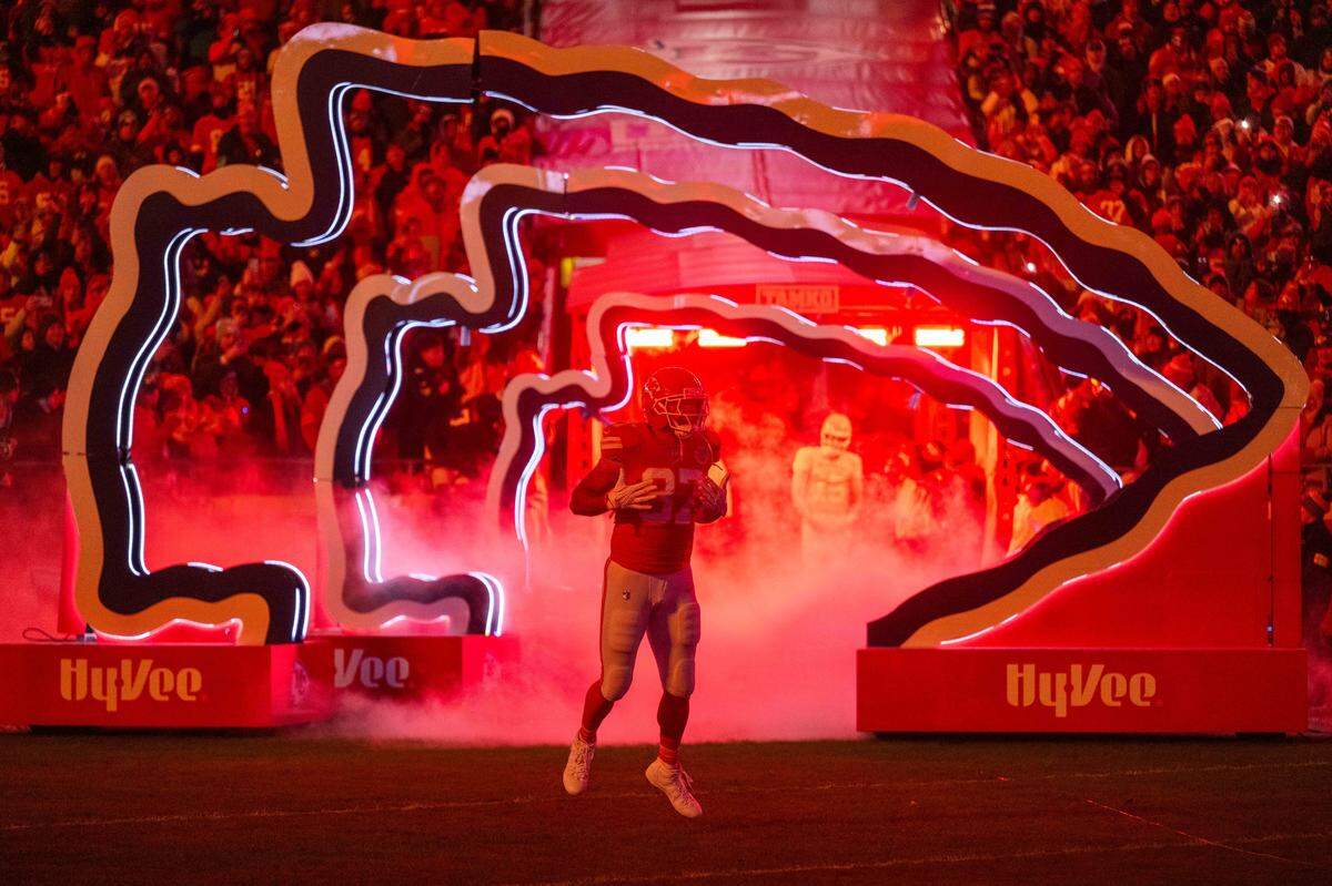 Kansas City Chiefs tight end Travis Kelce (87) beats his chest as he enters the field prior to the Chiefs game vs. the Houston Texans on Sunday, December 7, 2025, at GEHA Field at Arrowhead Stadium.