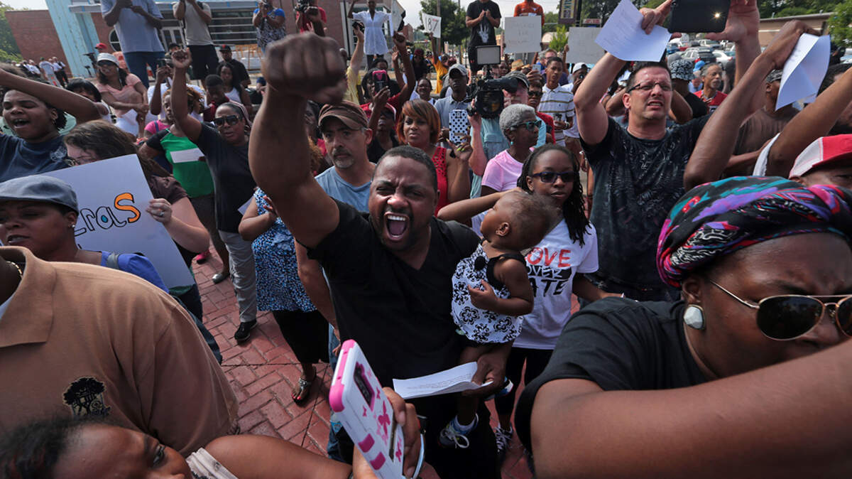 Protesters in Gaza tweeted advice at people tear-gassed by police in Ferguson, Missouri.