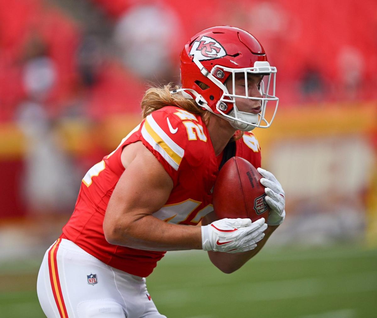 Kansas City Chiefs running back Carson Steele (42) makes a catch during warmups before Thursday’s game against the Bears on Aug. 22, 2024, at GEHA Field at Arrowhead Stadium.
