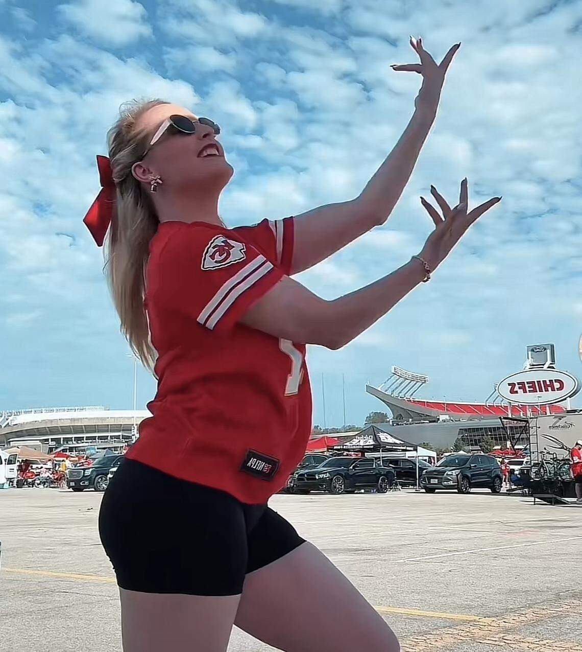 A Chiefs fan did the viral “The Fate of Ophelia” dance while tailgating Sunday.