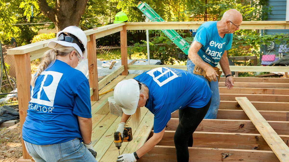 More than 250 REALTORS® recently participated in REALTORS® Rock the Block, a day-long service project that helped revitalize a Kansas City, Kan. neighborhood.