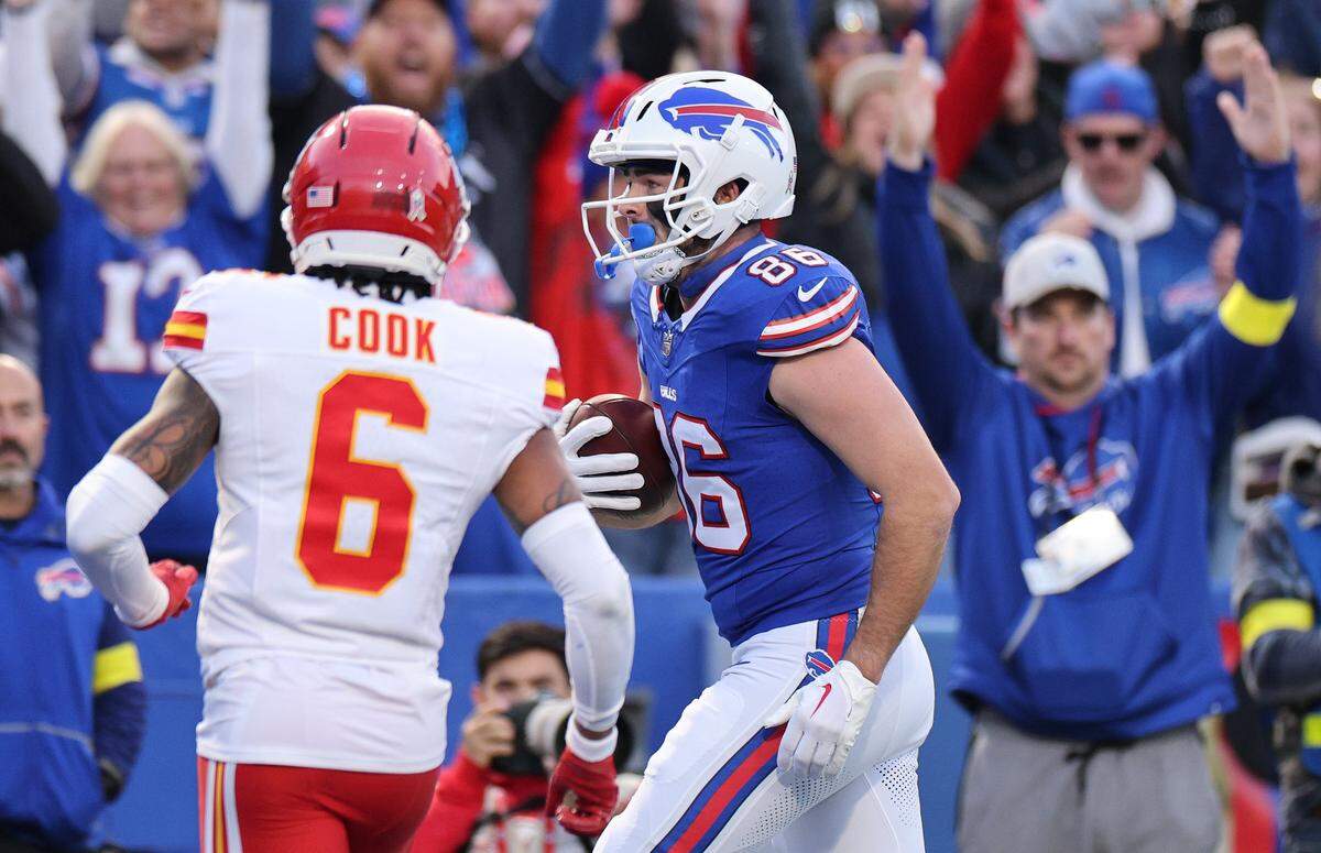 Buffalo Bills tight end Dalton Kincaid scores a touchdown against the Kansas City Chiefs during an NFL Week 9 game at Highmark Stadium in Orchard Park, New York, on Sunday, Nov. 2, 2025.