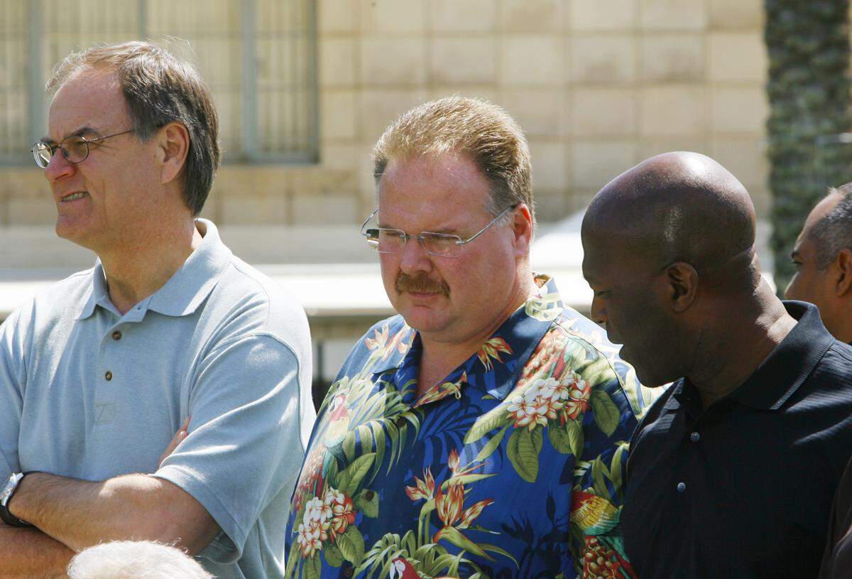Baltimore Ravens head coach Brian Billick, left, Philadelphia Eagles head coach Andy Reid, middle, and Chicago Bears head coach Lovie Smith talk before and NFL head coaches photograph at the annual NFL meetings Monday, March 26, 2007, at the Arizona Biltmore resort in Phoenix. (AP Photo/Ross D. Franklin)
