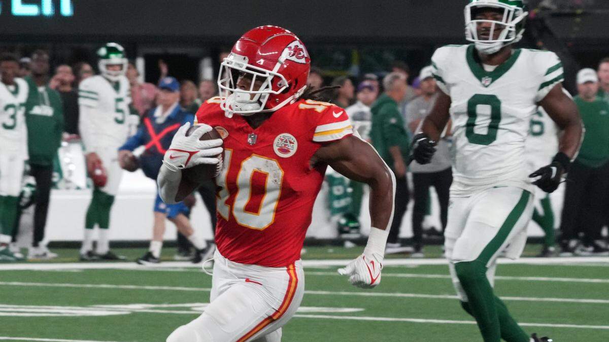 Isiah Pacheco runs the ball for a TD in the first half against the New York Jets.