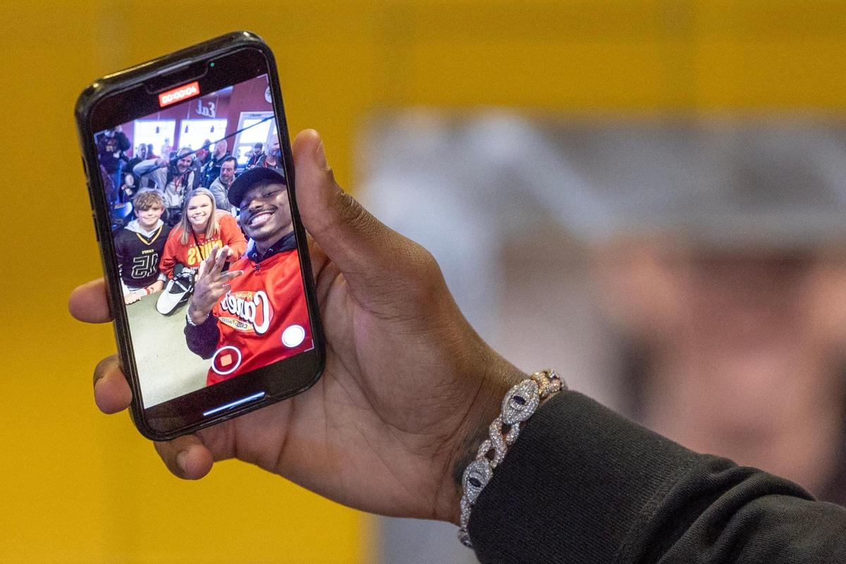 Kansas City Chiefs receiver Mecole Hardman Jr. takes a selfie with fans while working the counter at a Raising Cane’s restaurant in Blue Springs on Tuesday. Hardman was joined by teammate L’Jarius Sneed at the event.