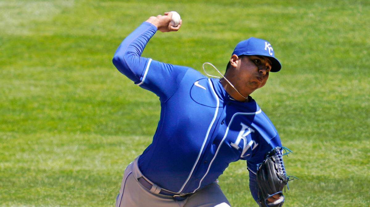Kansas City Royals pitcher Carlos Hernandez throws in relief in the fourth inning of a baseball game against the Minnesota Twins, Saturday, May 29, 2021, in Minneapolis. (AP Photo/Jim Mone)
