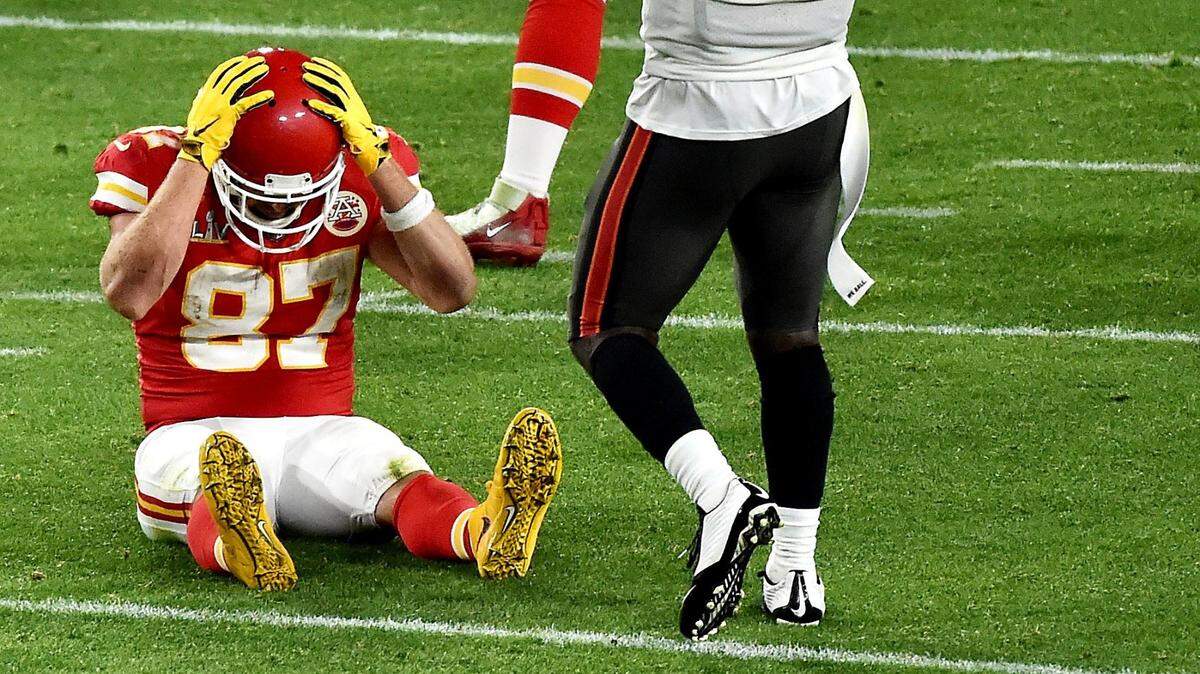 Tampa Bay Buccaneers inside linebacker Devin White signals incomplete pass over Kansas City Chiefs tight end Travis Kelce during Super Bowl LV at Raymond James Stadium in Tampa, Fla.