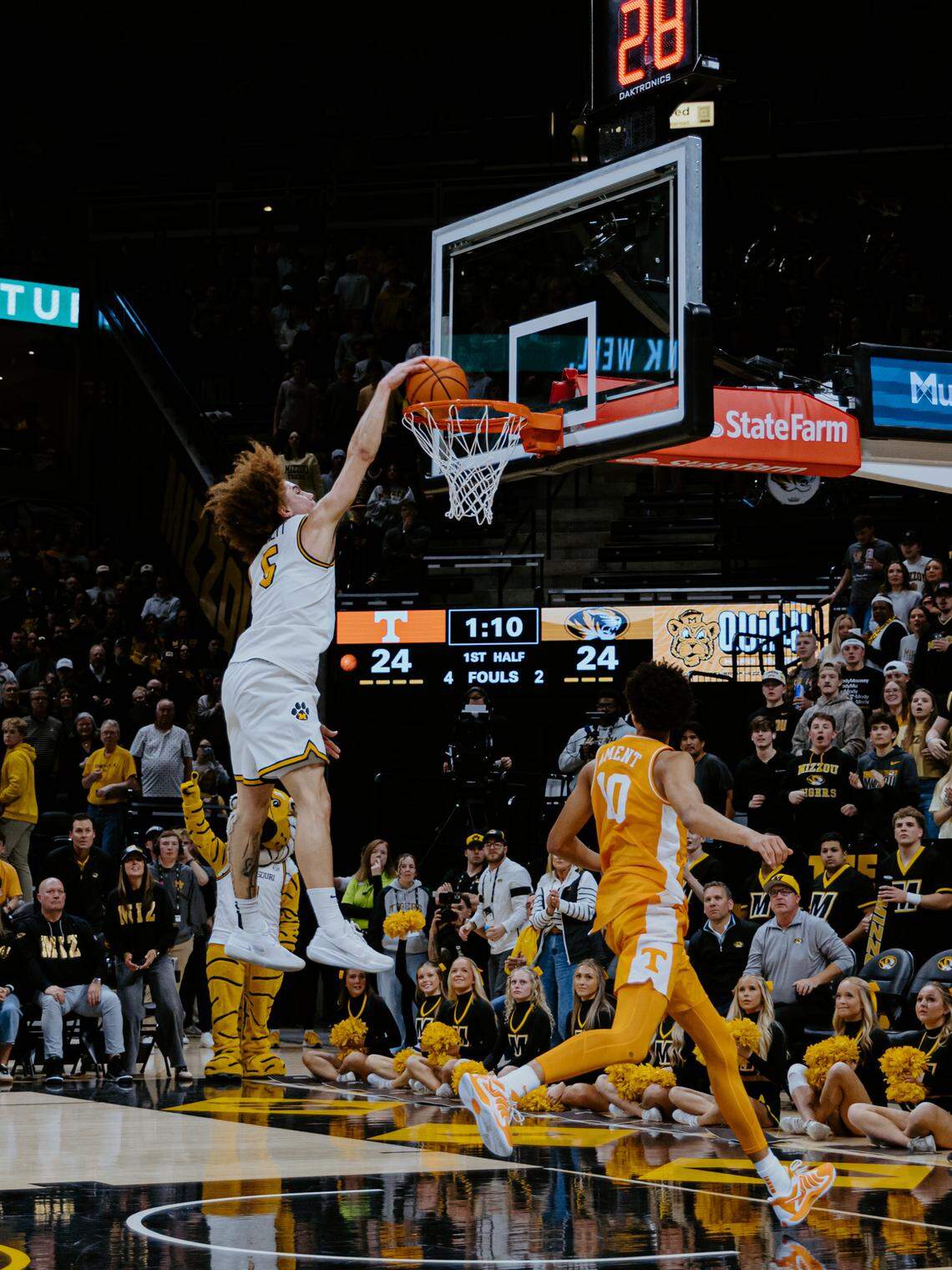 Mizzou Tigers point guard T.O. Barrett drives to the rim in the 73-69 win over the Tennessee Volunteers at Mizzou Arena.