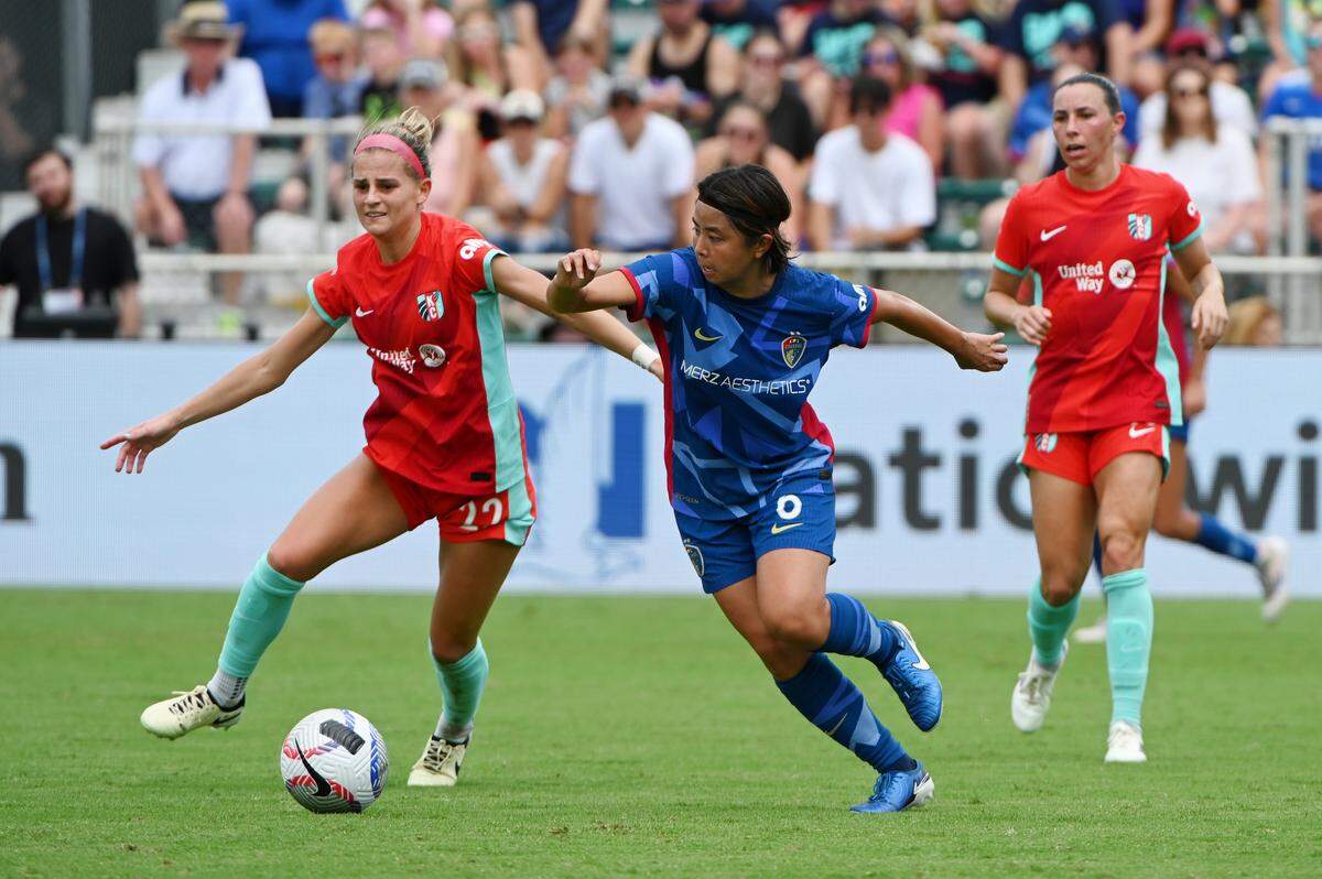 Kansas City Current defender Bayley Feist, left, races North Carolina Courage midfielder Narumi Miura toward the ball during Sunday’s NWSL match at WakeMed Soccer Park.