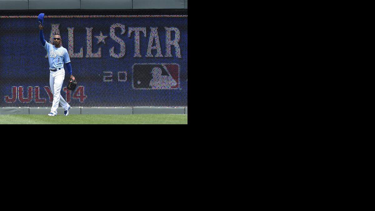 In the first inning, Jarrod Dyson made an over-the-shoulder catch that resulted in a double play.