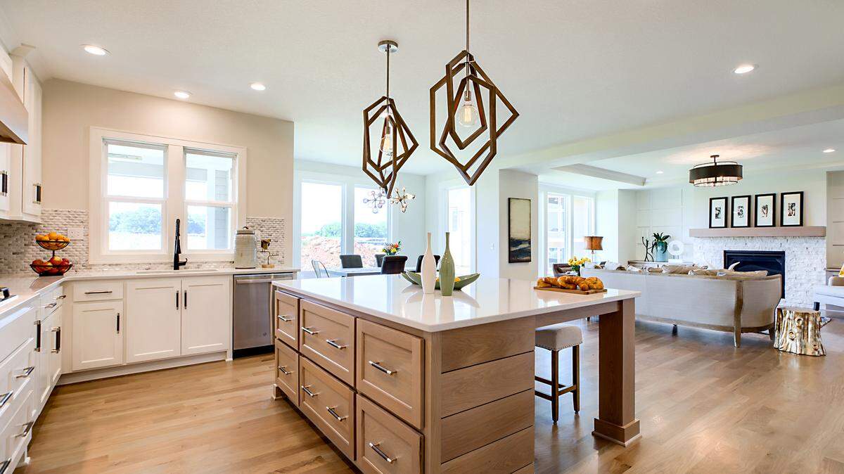 The Lancaster’s open design in Sundance Ridge’s Red Fox Fun features a great room with a handsome fireplace flanked by built-in shelving and a spacious, chef-inspired island kitchen, an adjoining walk-in pantry and a sunny breakfast room.