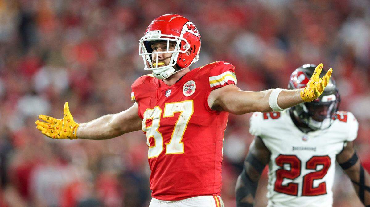 Kansas City Chiefs tight end Travis Kelce (87) reacts after a play against the Tampa Bay Buccaneers in the fourth quarter at Raymond James Stadium on Oct. 2, 2022.