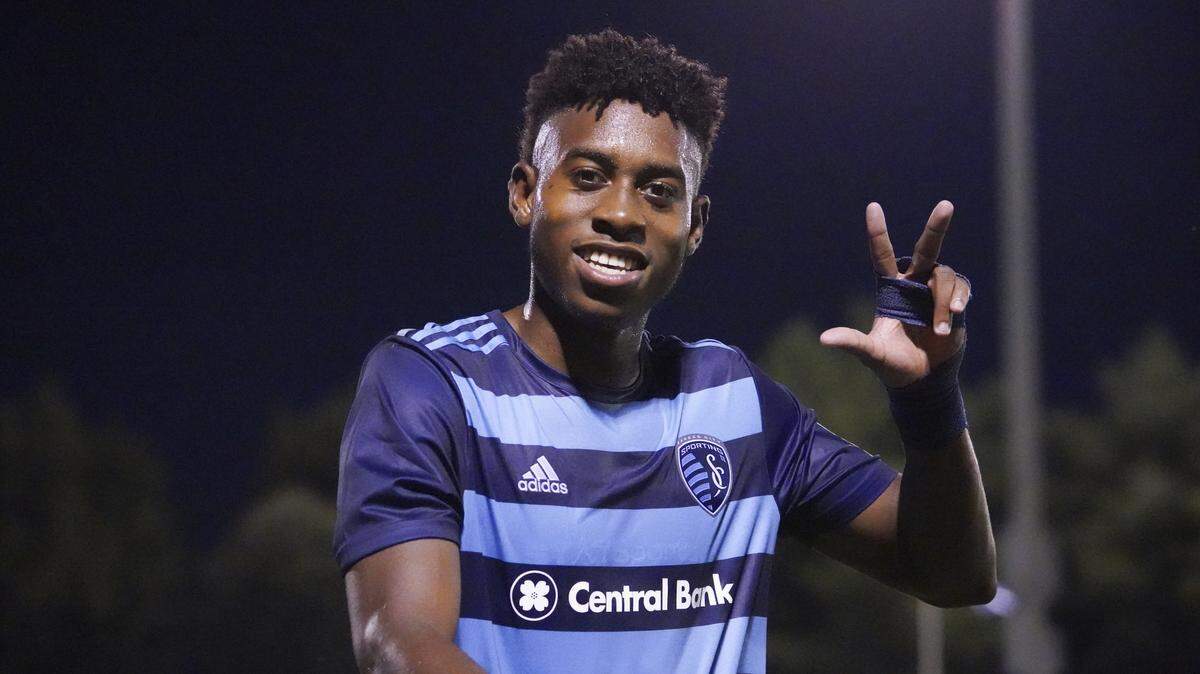 Sporting KC on Friday signed Alenis Vargas to a three-year MLS contract.