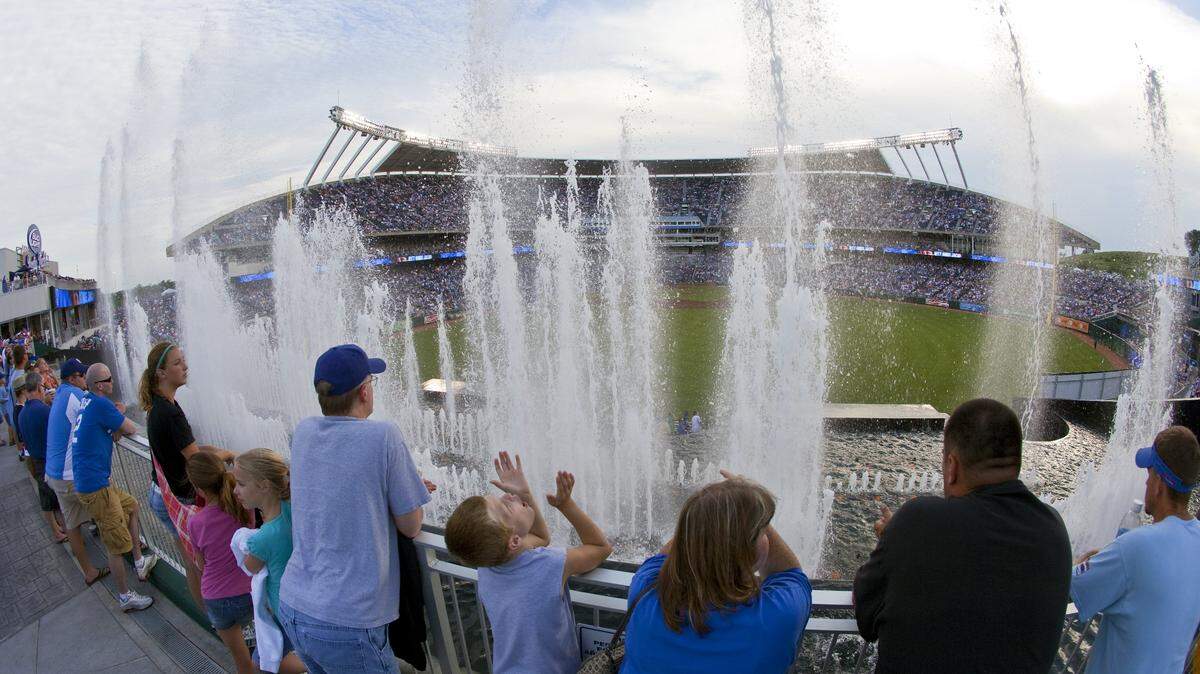 Here’s a scene we haven’t seen in over a year: fans enjoying the view behind the fountains at Kauffman Stadium.