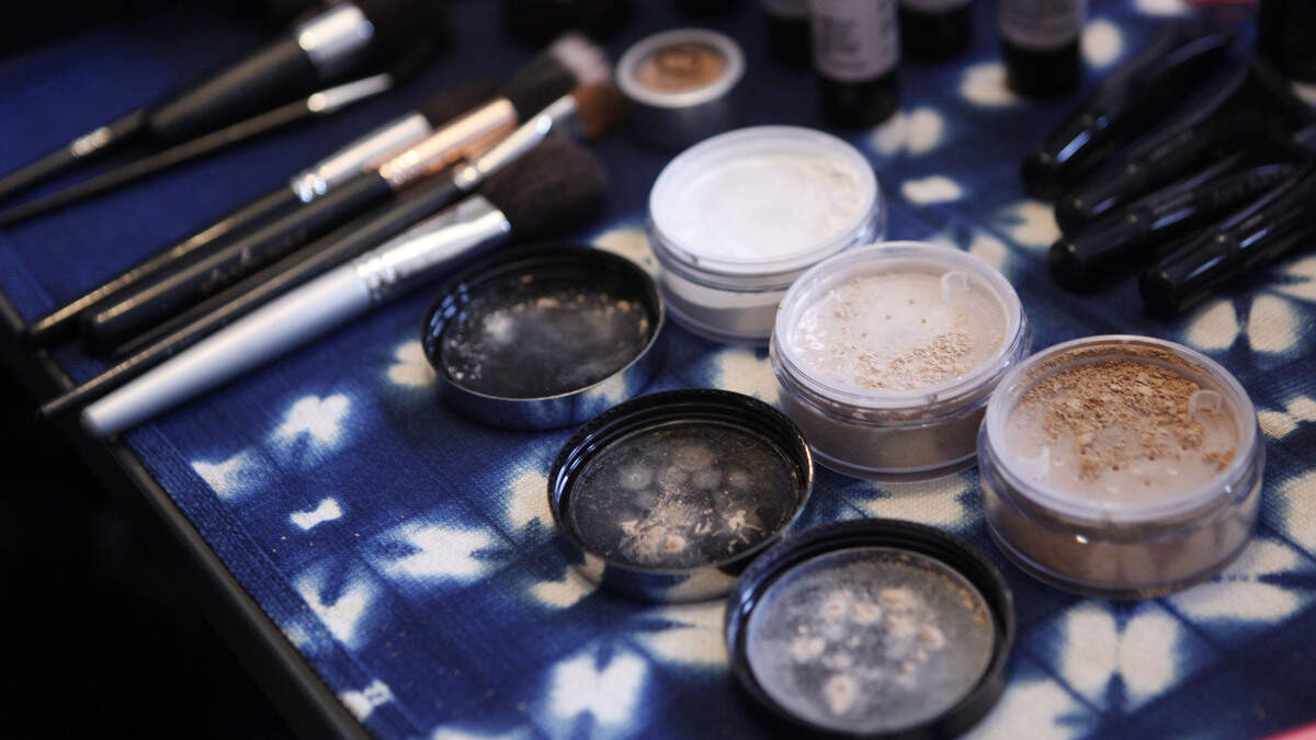 Dermatologists and beauty editors break down the best SPF powder sunscreen picks, from Colorescience to Supergoop, for easy midday touch-ups.