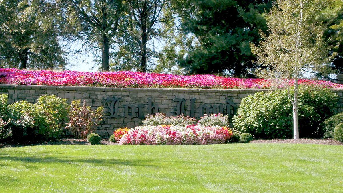Visit Loch Lloyd’s dramatic Spring Parade of Homes entry, now under construction and ideally located on the community’s parkway.