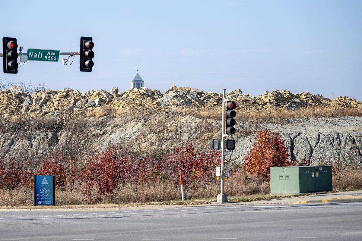 An plot sits empty along West 119th Street and Nall Avenue on Wednesday, Nov. 19, 2025, in Leawood.