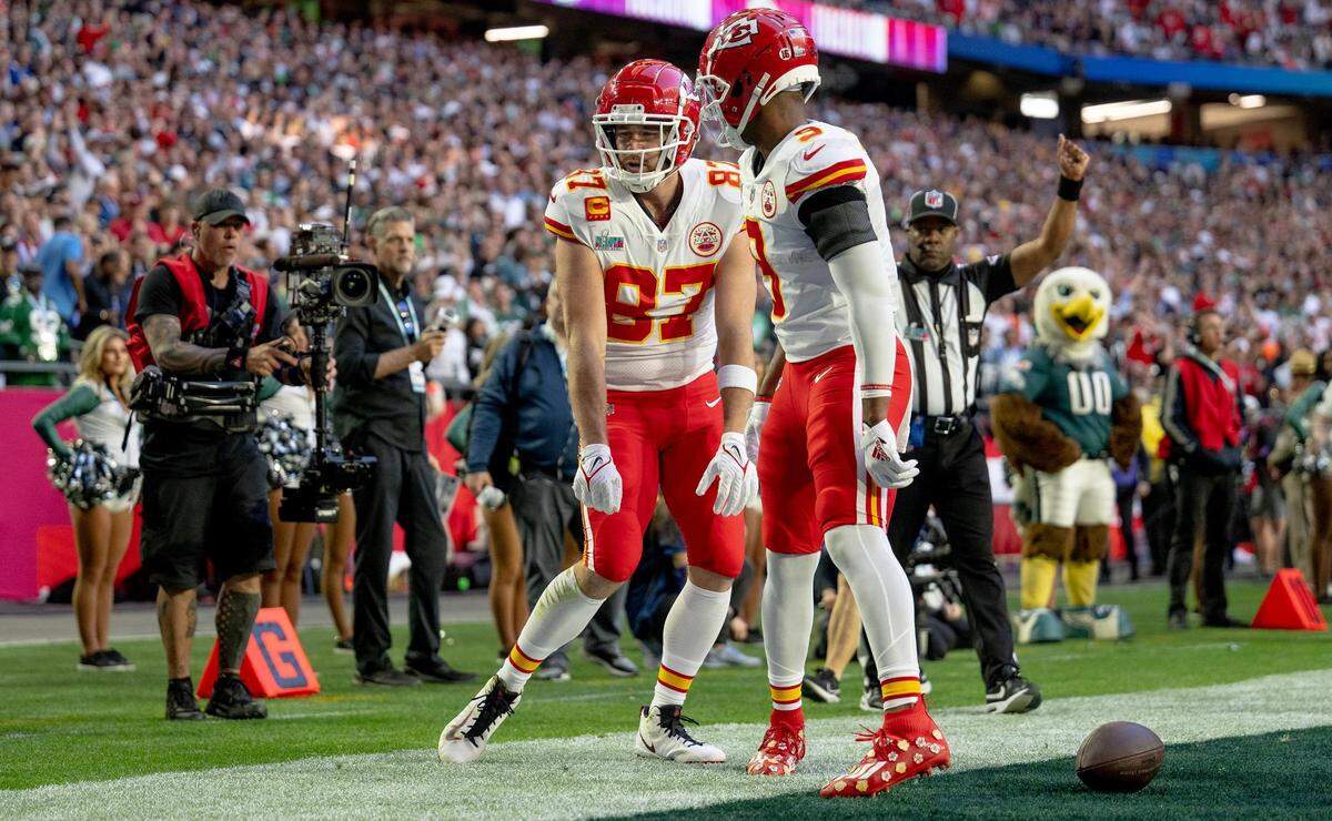 Kelce begins to perform his “stanky leg” dance to celebrate the touchdown.