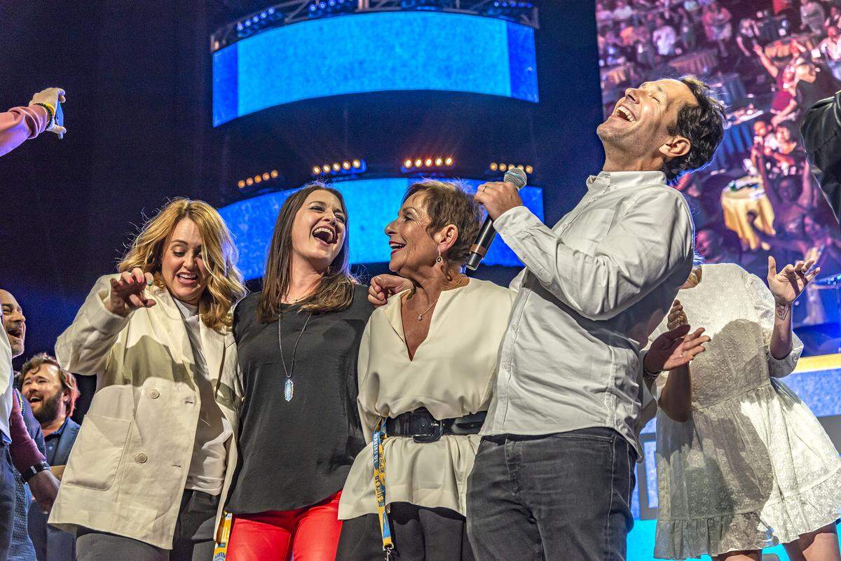 Paul Rudd, along with, from left, comedian Sarah Tiana, Rudd’s sister, Mandi, and his mother, Gloria, joined along in a group sing of “Hey Jude.”