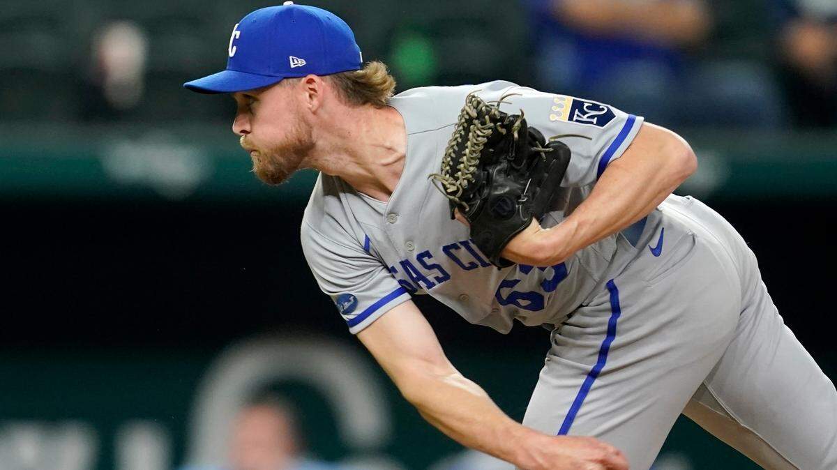 Kansas City Royals relief pitcher Josh Staumont throws to the Texas Rangers in the eighth inning of a baseball game, Tuesday, May 10, 2022, in Arlington, Texas. (AP Photo/Tony Gutierrez)