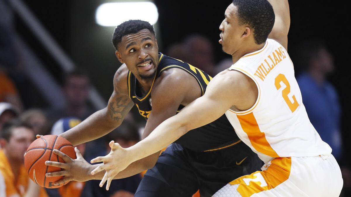 Missouri guard K.J. Santos, left, looks to pass as he’s defended by Tennessee forward Grant Williams, right, during the first half of an NCAA college basketball game Tuesday, Feb. 5, 2019, in Knoxville, Tenn. (AP photo/Wade Payne)