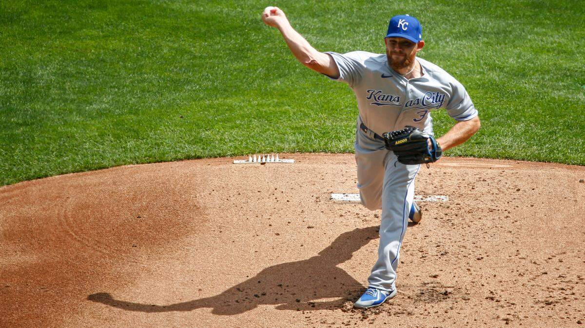 Kansas City Royals starting pitcher Ian Kennedy throws to the Minnesota Twins in the first inning of game one of a baseball double-header Saturday, Aug. 15, 2020, in Minneapolis. (AP Photo/Bruce Kluckhohn)