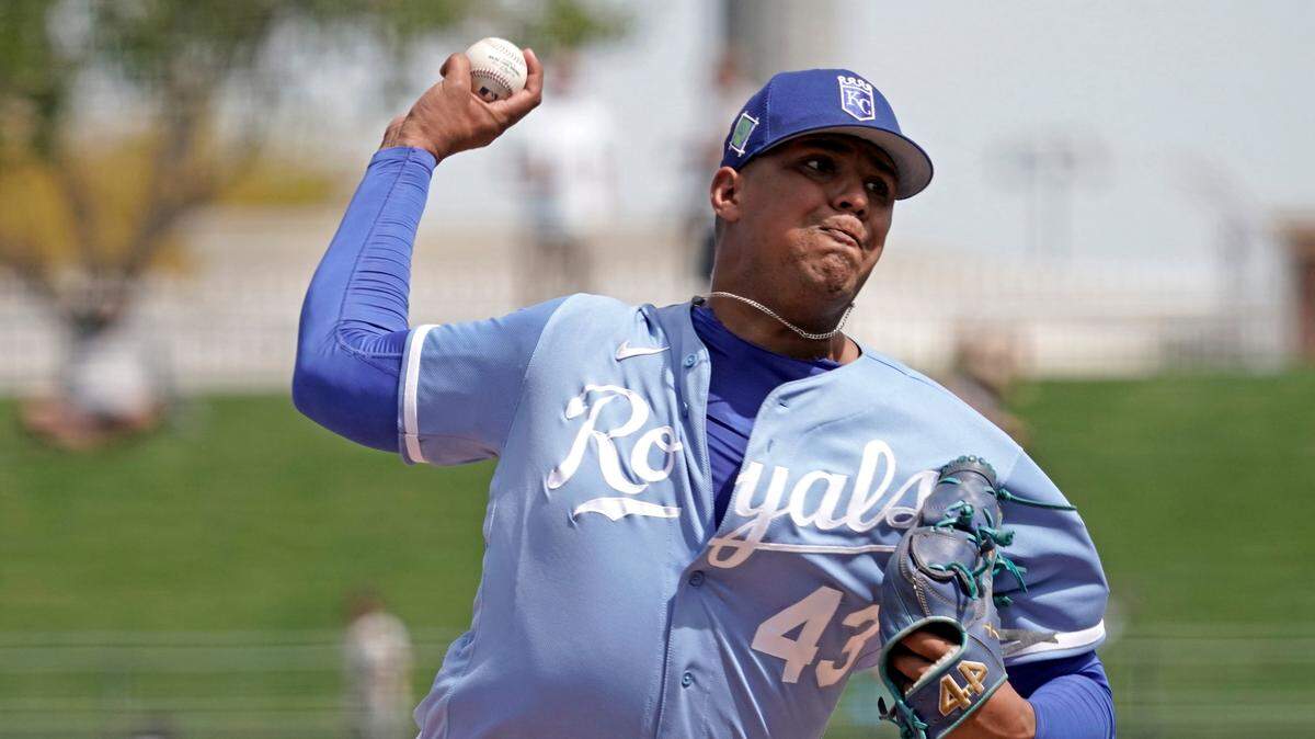 Kansas City Royals starting pitcher Carlos Hernandez throws during the first inning of a spring training baseball game against the Texas Rangers Friday, March 25, 2022, in Surprise, Ariz. (AP Photo/Charlie Riedel)
