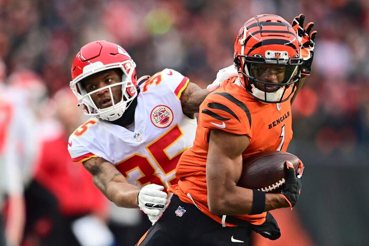 Cincinnati Bengals wide receiver Ja’Marr Chase, right, works against Kansas City Chiefs cornerback Charvarius Ward on Sunday in Cincinnati.