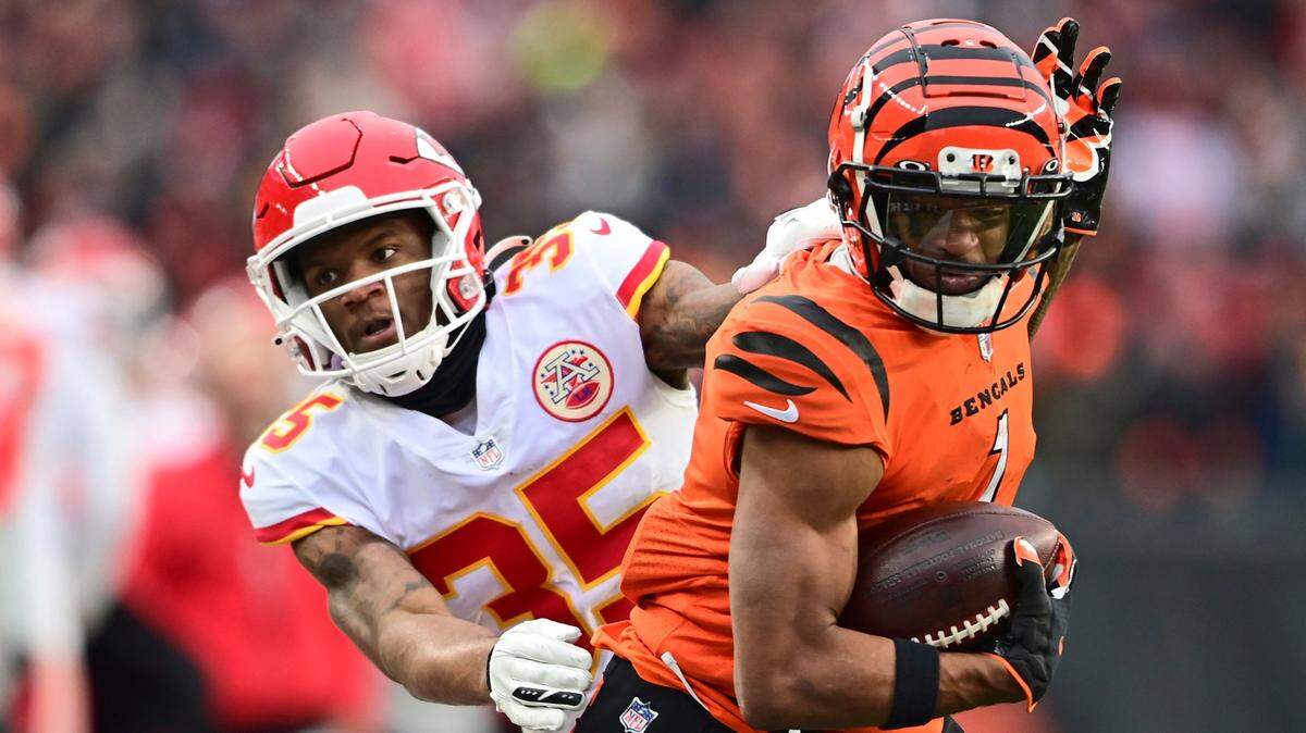 Cincinnati Bengals wide receiver Ja’Marr Chase, right, works against Kansas City Chiefs cornerback Charvarius Ward on Sunday in Cincinnati.